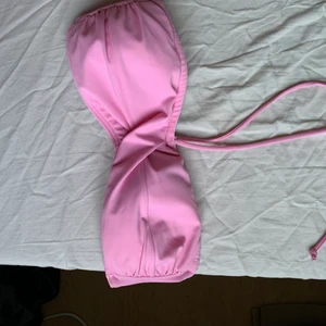 Bikini topp - Jag säljer denna bikini topp. Är osäker på storleken då lappen är avklippt och jag minns tyvärr inte, men jag har XS och den sitter ganska bra på mig. Tyvärr är det inte min stil men men! Jag har 70B i bh storlek och den är lite stor för mina bröst, men sitter bra runt om.