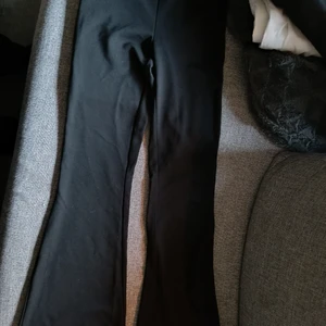 Petra pants Gina Tricot ST S - Köpt fel längd, ST S, använda någon få gång men insåg varför dem legat i garderoben nu då jag behöver petite. Pris beroende på om du vill ha spåbart eller inte