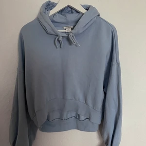 Ljusblå Hoodie  - Ljusblå croppad Hoodie från Monki. Bra skick! Strl M. Köparen står för frakt:) 