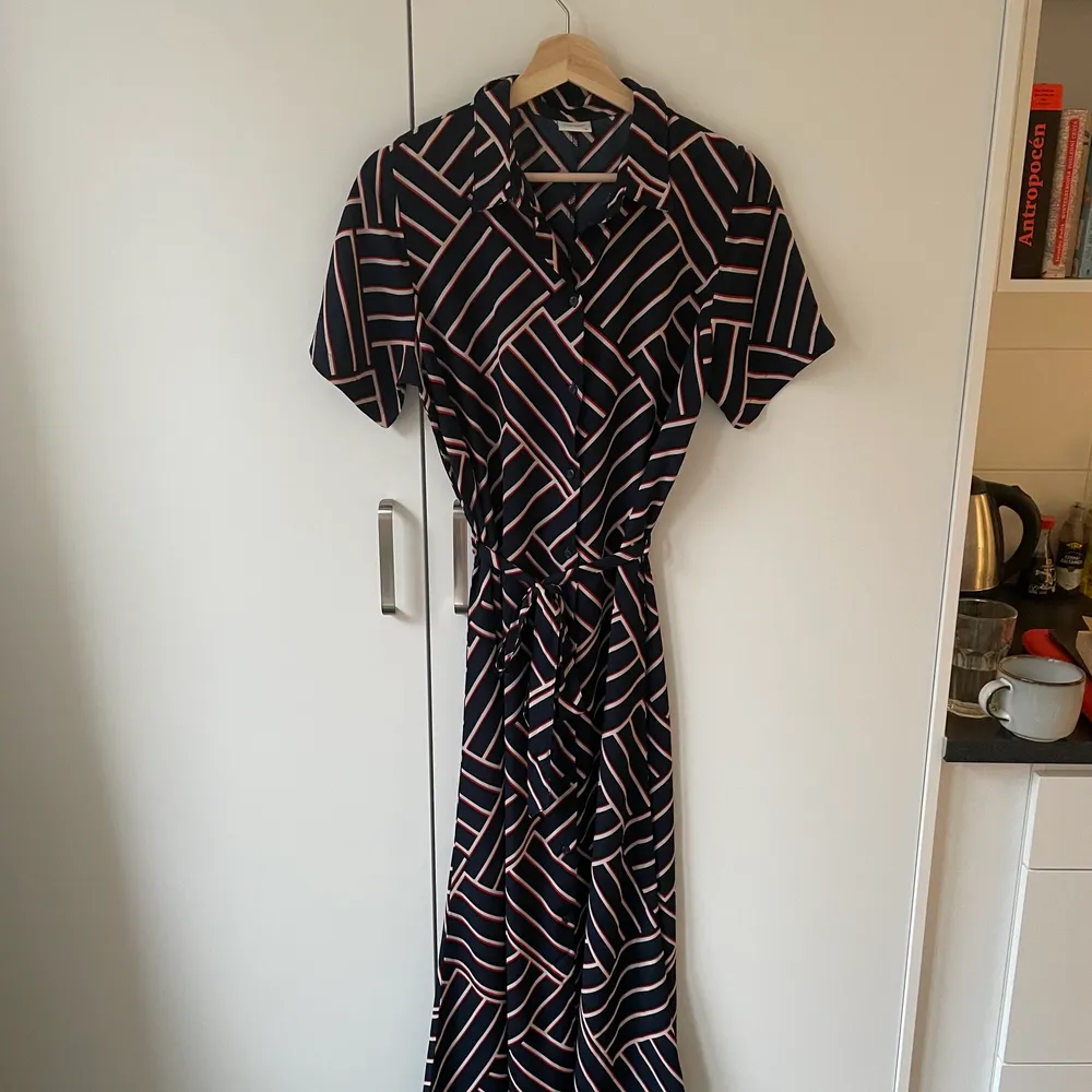 Selling this flowy dress from Jacqueline de Yong. Light and pleasant garment. I’m 180 cm tall and they reach in the middle of my calves. Condition like new. Payment only through bank transfer or cash.. Klänningar.