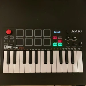 AKAI MPK Mini Play - Mini keybord  smidig helt ny, inget fel på den,  ny går för 1400kr absolut inga fel med dena därför pga priset. Andvänder ej. Kan mötas up i Stockholm nära solna, eller frakta om du står för frakten. 