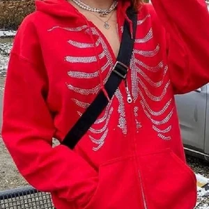 Röd Skelett/Skeleton y2k hoodie zip up - LÄGGER UPP IGEN PGA OSERIÖSA KÖPARE *FÖRSTA BILDEN ÄR LÅNAD!!* *KÖP DIREKT FÖR 350kr!!*Buda inte om du inte svarar sedan! Säljer denna jätte fina och helt nya zip upen som jag tyvärr måste sälja. Perfekt för vintern och hösten! Som sagt är den helt ny och det originala pakteket finns fortfarande kvar. Vill bli av med den så snabbt som möjligt därav priset. Den är oversized på mig som är XS/S🍒