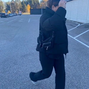 Puffer jacket  - Säljer nu min svarta jacka i princip nyskick! Sparsamt använd, Super fin och varm, storlek L men jag som vanligtvis har S kan ha den och tycker det är snyggt när det sitter lite större🤩