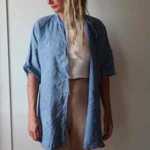 Blå skjorta  - Okänd storlek, men jag är vanligtvis en S. Frakt tillkommer 