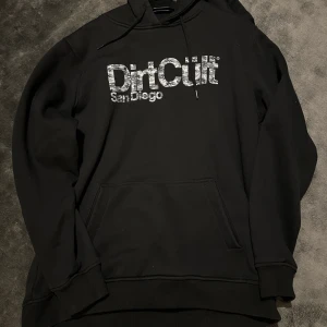 Dirtcult - Dirtcult storlek XL men tycker den mer är som L