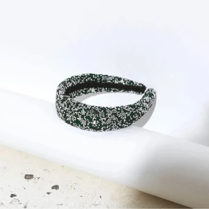 Glittrigt diadem - Säljer detta glittriga diadem från Beck Söndergaard. Aldrig använt🙌🏻😊