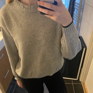 Grå tröja - Grå stickad tröja köpt på hm i storlek S men skulle nog även passa XS eller möjligtvis M