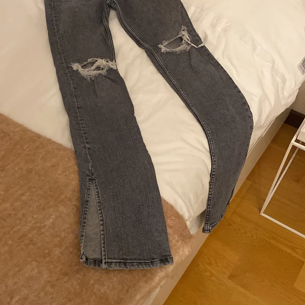 Så snygga zara jeans som aldrig blivit använda då de var för små. Är precis som nya! De är gråa med en sökts längst ned och håll vid knäna. Skriv om man vill ha fler bilder!😎🤪😍. Jeans & Byxor.
