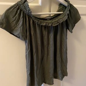 Topp - En militär grön tröja från primark