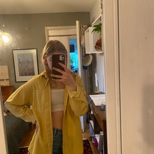 Skjorta monki - Gul Manchester skjorta från monki. Använd ett fåtal ggr så i jättefint skick. Perfekt till våren eller sommaren 