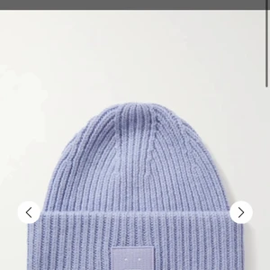 Acne studios mössa  - Säljer min acne mössa för att jag inte använder den ofta❤️ har använt den Max 3 gånger och har tvättat den😍