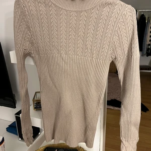 Stickad tröja - En stickad tröja ifrån SHEIN✨ Den är i size  M men är som xs/s✨ om ni är intresserade så skicka till mig om ni vill ha fler bilder✨