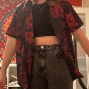 Dark skjorta  - Kortärmad skjorta med röd drak detaljer,