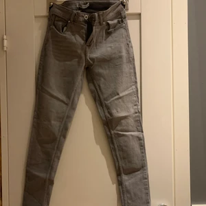Tighta lågmidjade gråa jeans - Säljer mina gråa jeans från Zara. Aldrig använda, köpte 2 och har inte använt några av dem. Så finns i S och i M