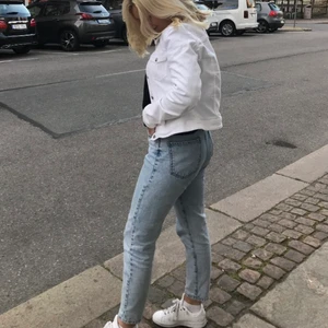 Jeans - Mom jeans i modellen ”Dagny” från Gina Tricot. Sparsamt använda därav i fint skick, säljes då de blivit för små för mig🤍 Nypris 499:-