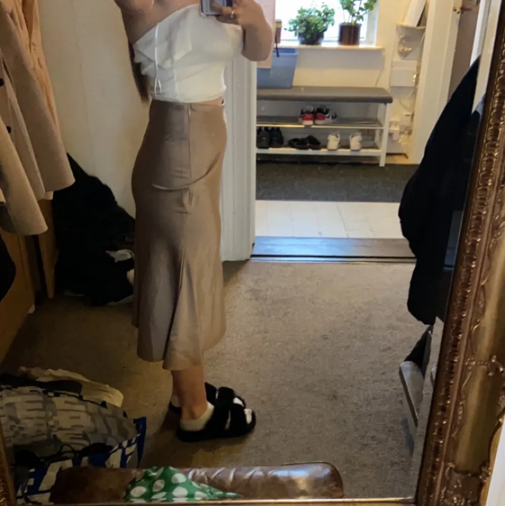 En jätte fin beige satin kjol köptes i sommar använd 1 gång, slut på NA-KDs hemsida. Betalde 449 när den köptes.     Gratis frakt. Kjolar.