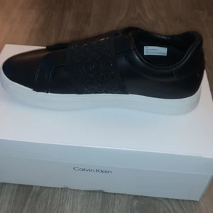 Skor - Hejsan!  Nu är det dags att sälja mina  Calvin klein skor. Som tidigare så var det bara Oseriösa köpare. så jag testar igen. Fick dem som en present för ca 1 år sen. Så Har använt dem max 2 gånger. Så dem är i bra skick inga skador eller liknande. 