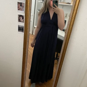 Supersnygg balklänning  - Den perfekta balklänningen! Kan knytas på jättemånga olika sätt, vilket förändrar hela klänningen. Den är ett mjukt och skönt tyg med snyggt fall ✨ Helt oanvänd, endast provad. Passar storlek M och L, tyget är stretchigt. Om det är något, så är det bara att höra av sig ☺️ Gratis frakt! 