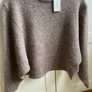 Helt ny Carin  Wester stickad tröja XS - Jättefin stickad tröja från Carin Wester stl XS. Rymlig i storleken . Helt ny med lappar kvar. Bud från 250 kr . Tillkommer frakt 66 spårbart 