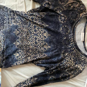 Fin långärmad tröja - Blå mönstrad långärmad tröja