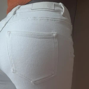Never Denin white pant - 90%Bomull, 4%polyester. Tvättas med liknande färger och färgen kan ändras med tiden och efter tvätt. Perfekt längd för petite.