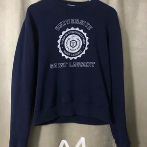 Vintage saint Laurent sweatshirt. - Ovanlig saint laurent sweatshirt i storlek M. Ha i åtanke att denna tröja sitter smått i storleken. Skicket är i mina ögon 9/10