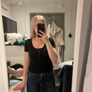 Topp från pieces  - Säljer pågrund av att den inte kommer till användning längre💗💗avänd sparsamt!💕jätte fin söt topp från pieces köpt på vero Moda💞