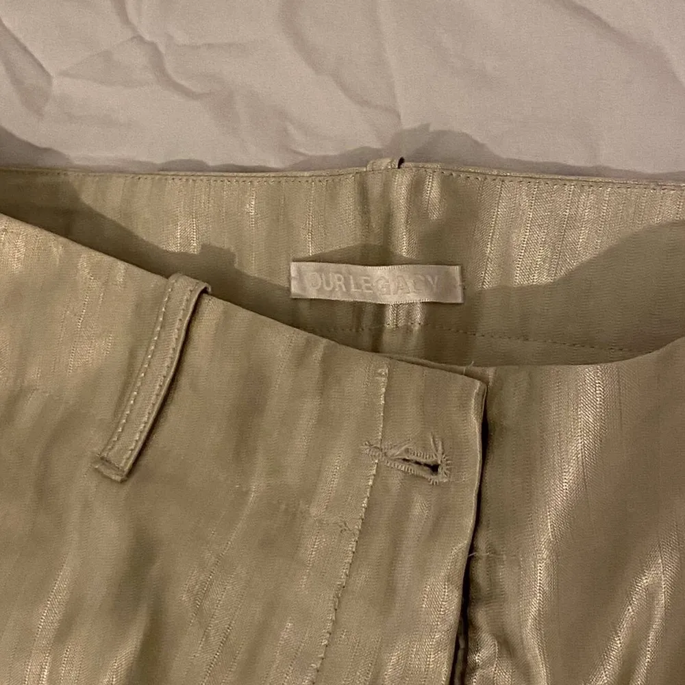 glansiga satin byxor med mönster från our legacy aldrig använda skit fina! storlek 36 men är stora skulle säga mer en 40. köparen står för frakt 💚. Jeans & Byxor.