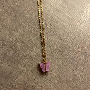 Säljer det här gulliga, lila fjärilshalbandet med guldig kedja💞 Köpt från Shein💙