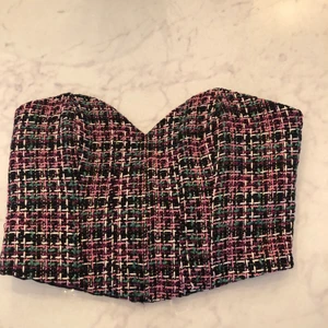 Korsett topp zara  - En jättefin korsett från zara som passar utmärkt till fest💛 hunnit ta bort lapparna, men aldrig använd! Passar både 36 och 38 beroende på hur hårt den ska sitta. Är flera intresserad blir det budgivning💘