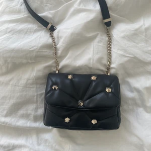 Väska nitar Zara  - Finns inte att köpa på deras hemsida längre, nyskick och aldirg använd. Jättefin och passar till allt 💋