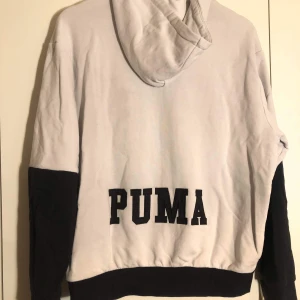 Puma hoodie - Storlek S, lite stor i storleken. 