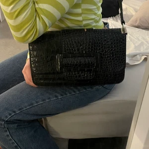 Svart läderväska - Väska från Nelly 