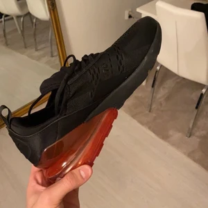 Nike Air Max 270 - Säljer åt min kille pga för liten storlek, beställda från US och gjorde därav ingen retur. Använda ute en gång