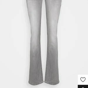 Låg midjade jeans  - Säljer mina låg midjade jeans för att dom är för stora för mig tyvärr, ja köpte fel storlek.dom är helt ny 