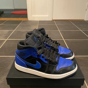 Air jordan hyper royal mid - Säljer pga att de inte längre passar, köpta på Foot Locker i mars 2021. Original kartong och kvitto finns. Kan hämtas på Lidingö eller skickas, köpare står för frakt.