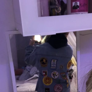 Oversized Hockey jeans jacka - Några styngn syns vid armarna annars så är den i bra skick