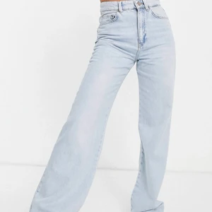 jeans  - Supersnygga jeans från stradivarius, säljer då dom tyvärr är förstora. Endast använda 1 gång så i superbra skick!!🌸Lånade bilder från Asos hemsida, skriv privat för fler bilder🌸 Byxorna är i storlek 40 men skulle säga att de passar både 40 och 38!