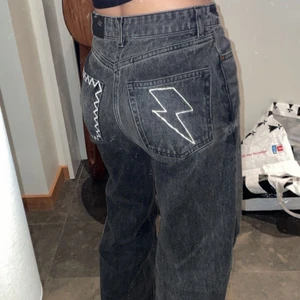 Coola jeans ⚡️ - Säljer mina svarta jeans med två tryck på fickorna som jag gjort själv! (Håller i tvätten). Säljer då jag behöver pengar! Storlek 34, skriv vid intresse ❤️