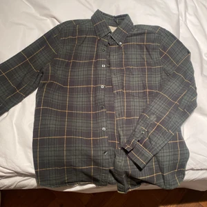 A Days March Skjorta - Fin skjorta i rutigt mönster från A Days March som är använd otroligt få gånger, därav den nu säljs