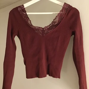 Röd topp - Säljer då den inte kommer till användning.