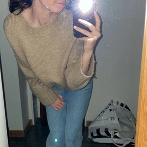 Stickad tröja 🧶  - Säljer denna mysiga tröja från Gina Tricot i storlek S, då den inte kommer till användning! Så fin färg och sticks inte, skriv gärna vid intresse! 💕