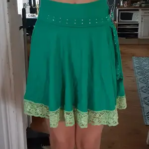 Grön kjol storlek 176 har nästan aldrig använt. Bomulls tyg.
