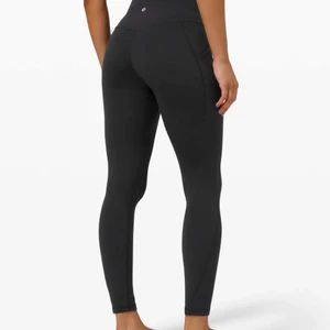 Lululemon align 25 - Intressekoll på mina nyinköpta lululemon tights, helt fantastiska men tyvärr aningen för små för mig. Storlek 4 dvs 36. Normallånga och går att knyta åt i midjan. Inköpta för 1000 kr. OBS mina har ingen ficka.