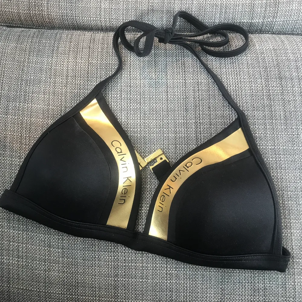 En bikiniöverdel från Calvin Klein, köpte för ca 600 kr i Berlin. Jag kan frakta och borde Isf kunna få ner fraktkostnaden lite, annars kan jag mötas upp i Stockholms innerstad eller ute på Värmdö beroende på vad vi kommer överens om 😊 Tveka inte på att slänga iväg ett meddelande om du är intresserad eller undrar något, svarar gärna på frågor! Jag samfraktar gärna så kolla om det är något mer som jag säljer som du är intresserad av 😍 Den är i toppskick- tror att jag inte ens använt den 2 gånger.. Övrigt.