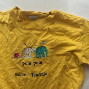 gul t-shirt med broderade elefanter  - Supergullig gul t-shirt med broderade elefanter! Står inte storlek men skulle uppskatta till en S! Möts i slussen eller postar!