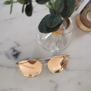 Solglasögon  - Solglasögon I guld med spegelglas. Fri frakt på dessa ✨
