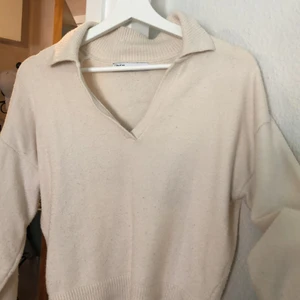 Slutsåld stickad tröja från Zara!! - Eftersom efterfrågan är hög på den slutsålda stickade Zara tröjan säljer jag min i både naturvita och den blåa. 