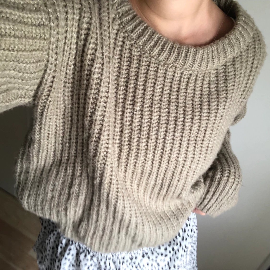 one shoulder brun-stickad tröja