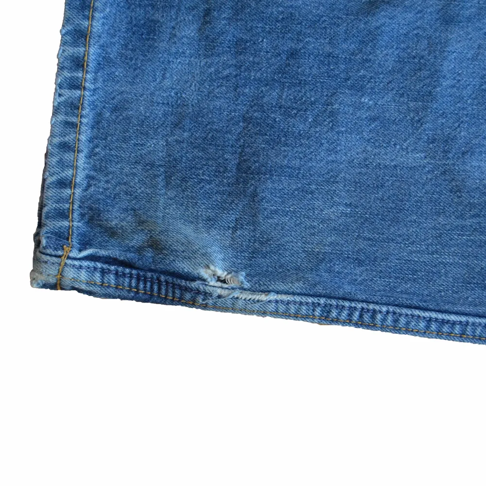 Vintage Levi’s 501 made in US jeans                   Blue Wash, Bad Condition, Size 30/31 , 99sek.                                                                                                     Measurements: Waist: 38 cm, Outseam: 106 cm, Inseam: 80 cm, Leg Opening: 18 cm                                   Skickas inom 24h, samfrakt är möjligt, 14 dagars retur.                                                                    Regler & villkor på Instagram! För fler bilder eller övriga fråg. Jeans & Byxor.